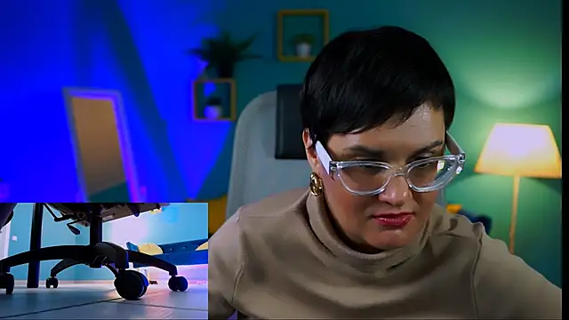 Snapshot of LauraDavidsons chatting on November 2025 04:11:02 PM LauraDavidsons online show from November 2025 04:11:02 PM