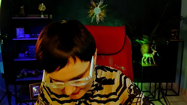 Snapshot of LauraDavidsons chatting on December 2025 04:58:02 PM LauraDavidsons online show from December 2025 04:58:02 PM