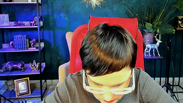 Snapshot of LauraDavidsons chatting on December 2025 06:59:02 PM LauraDavidsons online show from December 2025 06:59:02 PM