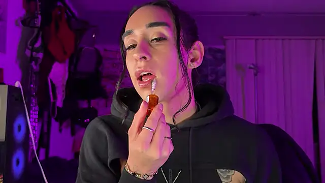 xoFrankie online show from December 2025 01:45:02 AM