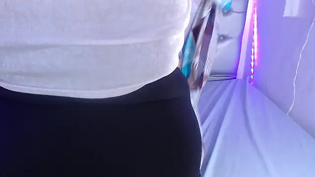 Snapshot of ebony_NeighborMoans chatting on September 2025 03:11:01 AM ebony NeighborMoans online show from September 2025 03:11:01 AM