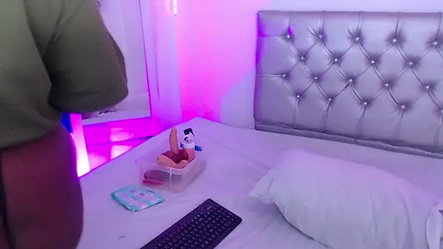 Snapshot of ebony_NeighborMoans chatting on October 2025 03:13:02 AM ebony NeighborMoans online show from October 2025 03:13:02 AM