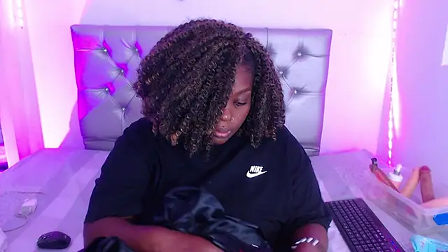 Snapshot of ebony_NeighborMoans chatting on October 2025 03:15:02 AM ebony NeighborMoans online show from October 2025 03:15:02 AM