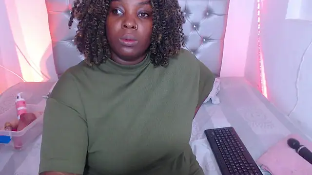 Snapshot of ebony_NeighborMoans chatting on October 2025 03:20:02 AM ebony NeighborMoans online show from October 2025 03:20:02 AM