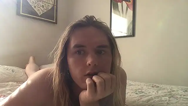 Snapshot of Elliebell chatting on November 2025 06:52:01 PM Elliebell online show from November 2025 06:52:01 PM