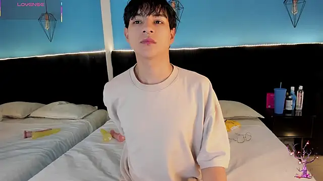 Snapshot of AleAurarashi chatting on September 2025 02:44:02 AM AleAurarashi online show from September 2025 02:44:02 AM