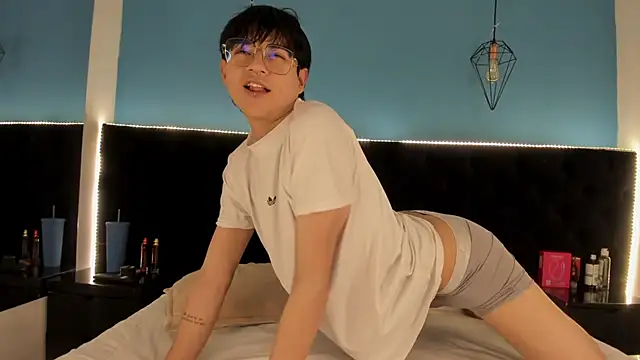 Snapshot of AleAurarashi chatting on October 2025 11:22:02 PM AleAurarashi online show from October 2025 11:22:02 PM