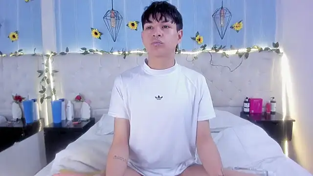 Snapshot of AleAurarashi chatting on October 2025 12:33:02 AM AleAurarashi online show from October 2025 12:33:02 AM