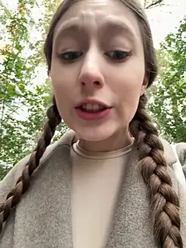 Snapshot of FroggyAnna chatting on October 2025 02:05:02 PM FroggyAnna online show from October 2025 02:05:02 PM