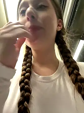 Snapshot of FroggyAnna chatting on December 2025 03:51:02 PM FroggyAnna online show from December 2025 03:51:02 PM