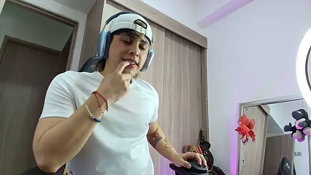 Snapshot of brunothompson3 chatting on September 2025 12:22:02 AM brunothompson3 online show from September 2025 12:22:02 AM