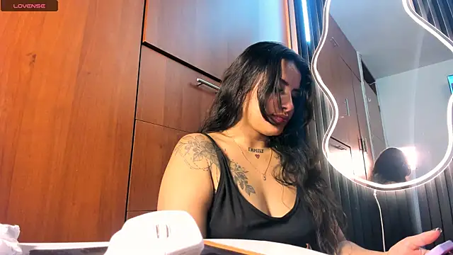 scarletr red online show from October 2025 08:41:01 PM