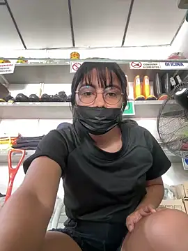 Snapshot of Kyra__Rose chatting on December 2025 07:32:01 PM Kyra Rose online show from December 2025 07:32:01 PM