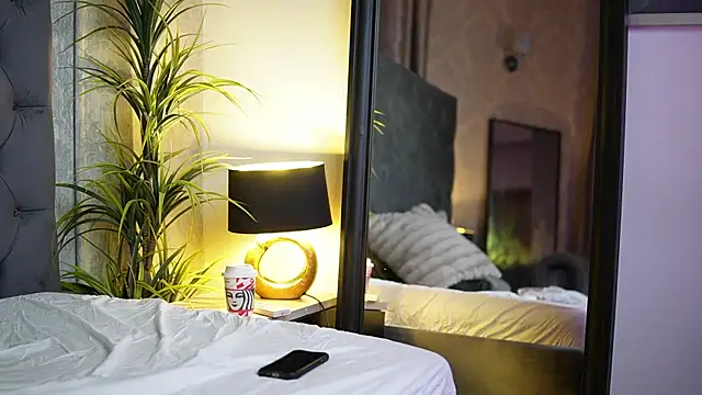 Snapshot of MiamiCoffee chatting on November 2025 07:52:02 PM MiamiCoffee online show from November 2025 07:52:02 PM