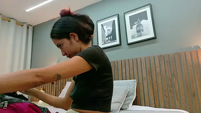 luna roja25 online show from November 2025 01:44:02 PM