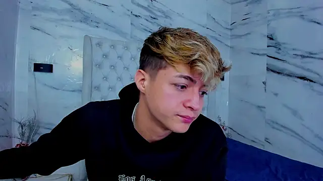 Ari and Storm online show from November 2025 01:11:02 PM