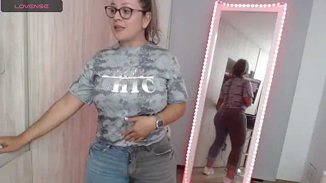 Snapshot of sophie_lopez1 chatting on December 2024 02:45:02 AM sophie lopez1 online show from December 2024 02:45:02 AM