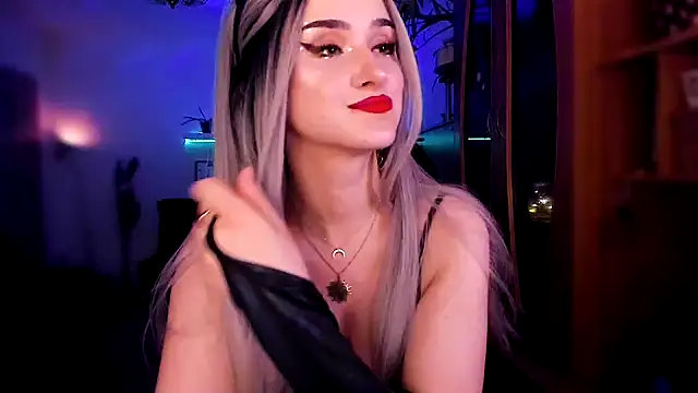 Snapshot of MistressJolie chatting on December 2024 04:50:02 AM MistressJolie online show from December 2024 04:50:02 AM