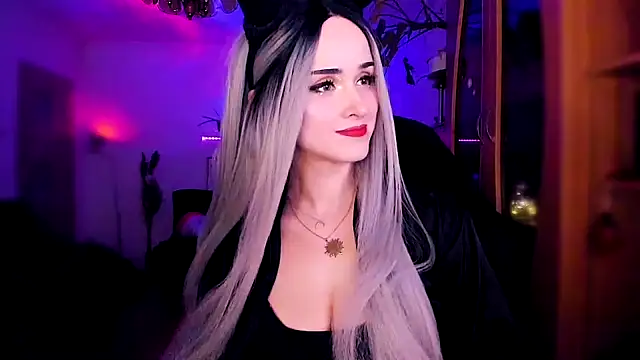 Snapshot of MistressJolie chatting on January 2025 12:28:01 AM MistressJolie online show from January 2025 12:28:01 AM