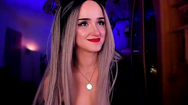 Snapshot of MistressJolie chatting on January 2025 04:44:01 AM MistressJolie online show from January 2025 04:44:01 AM