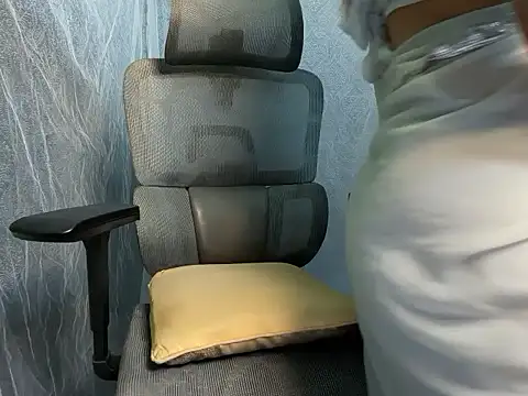 Snapshot of YoursSuku chatting on November 2025 10:01:01 PM YoursSuku online show from November 2025 10:01:01 PM