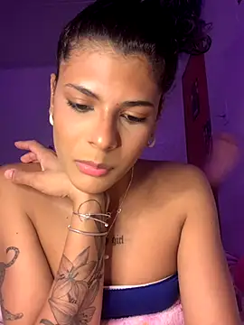 Snapshot of luluzinhax chatting on November 2025 07:12:02 PM luluzinhax online show from November 2025 07:12:02 PM