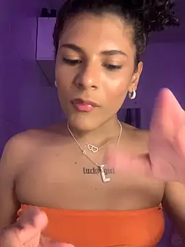 Snapshot of luluzinhax chatting on November 2025 04:55:02 AM luluzinhax online show from November 2025 04:55:02 AM