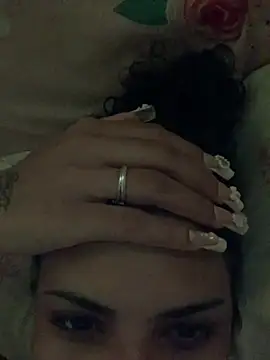 Snapshot of luluzinhax chatting on February 2026 02:16:02 AM luluzinhax online show from February 2026 02:16:02 AM