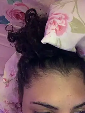 Snapshot of luluzinhax chatting on February 2026 06:35:02 PM luluzinhax online show from February 2026 06:35:02 PM