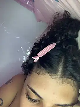 Snapshot of luluzinhax chatting on February 2026 05:26:02 AM luluzinhax online show from February 2026 05:26:02 AM