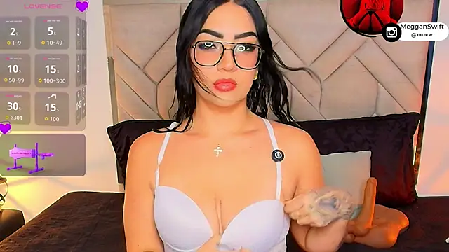 Snapshot of megganswift_ chatting on July 2026 08:35:01 PM megganswift online show from July 2026 08:35:01 PM