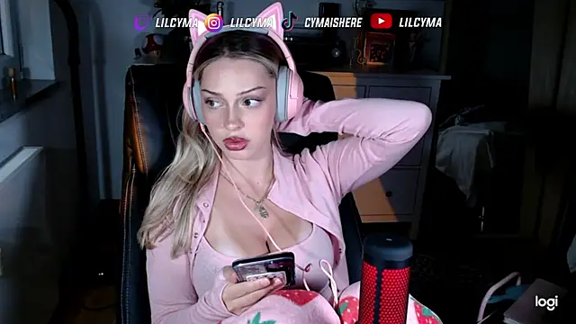 Snapshot of cymaishere chatting on October 2025 06:37:01 PM cymaishere online show from October 2025 06:37:01 PM