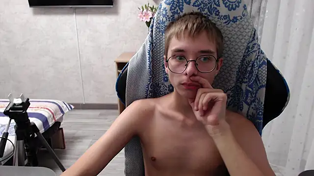 glasses cat online show from March 2026 02:04:01 AM