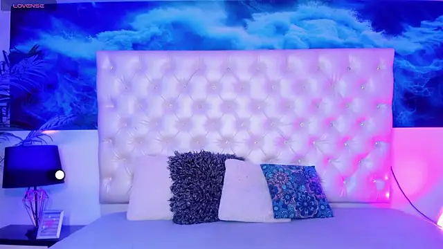 Honey Moontsts online show from May 2026 12:02:01 PM