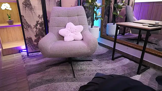 GiaNovak online show from November 2025 12:59:01 PM