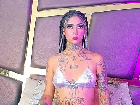 Snapshot of EmilieLake chatting on September 2025 04:21:02 PM EmilieLake online show from September 2025 04:21:02 PM