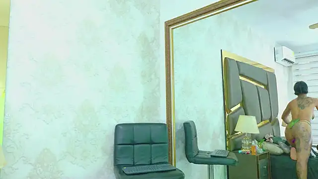 Snapshot of EmilieLake chatting on October 2025 09:13:01 PM EmilieLake online show from October 2025 09:13:01 PM