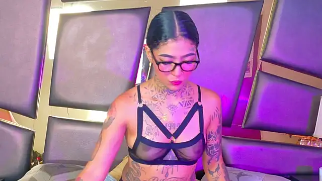 Snapshot of EmilieLake chatting on November 2025 08:27:02 PM EmilieLake online show from November 2025 08:27:02 PM