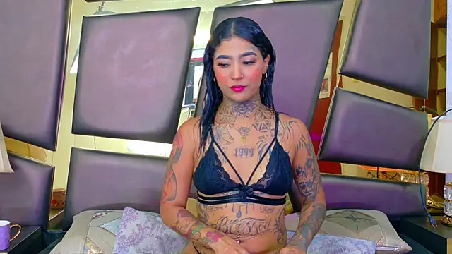 Snapshot of EmilieLake chatting on December 2025 08:06:02 PM EmilieLake online show from December 2025 08:06:02 PM