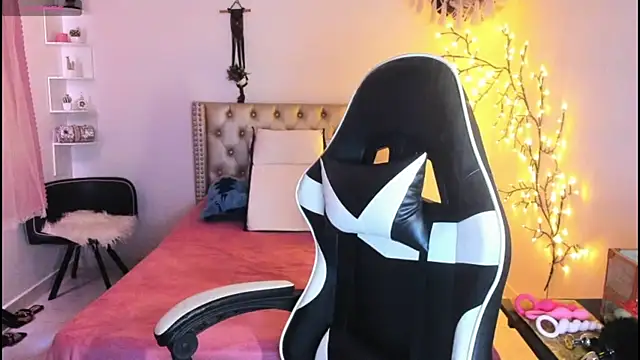 LenaStylesOA online show from September 2025 01:11:02 PM