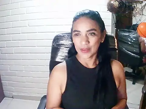 MiiaVelasquez online show from November 2025 04:47:01 AM