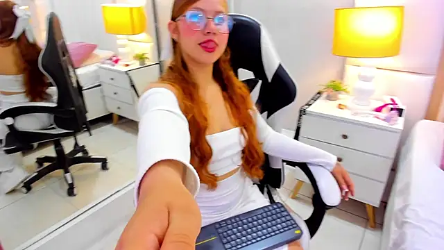 Snapshot of EimmyJones chatting on September 2025 03:32:01 AM EimmyJones online show from September 2025 03:32:01 AM