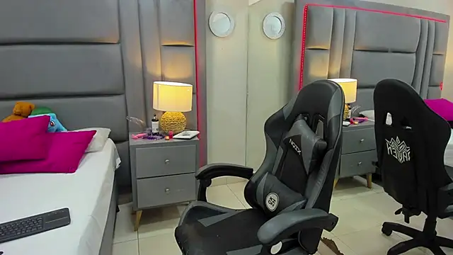 Snapshot of EimmyJones chatting on November 2025 03:17:01 AM EimmyJones online show from November 2025 03:17:01 AM