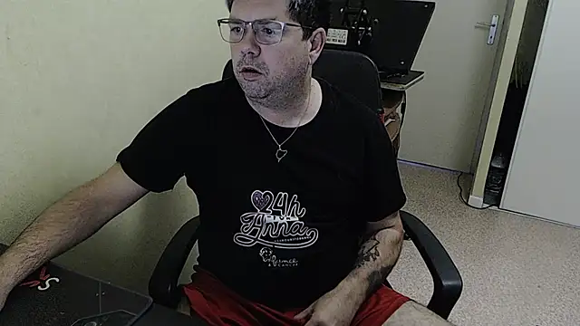 blueandwhite1 online show from December 2024 03:31:02 PM