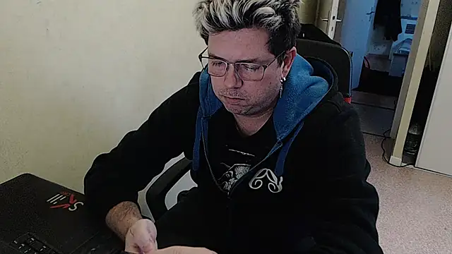 blueandwhite1 online show from December 2024 04:35:02 PM