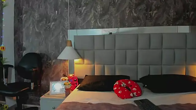 Snapshot of yiyisandoval chatting on February 2026 07:28:02 PM yiyisandoval online show from February 2026 07:28:02 PM