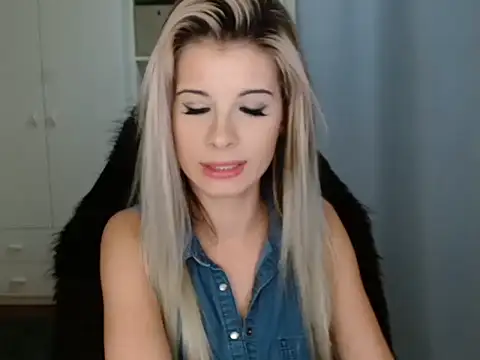 KristineGlow online show from November 2025 07:18:02 PM