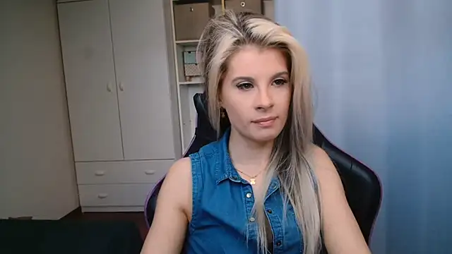 Snapshot of KristineGlow chatting on May 2026 06:19:02 AM KristineGlow online show from May 2026 06:19:02 AM