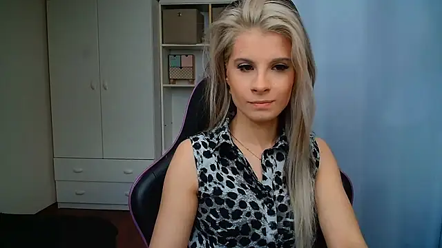 Snapshot of KristineGlow chatting on June 2026 06:15:01 AM KristineGlow online show from June 2026 06:15:01 AM