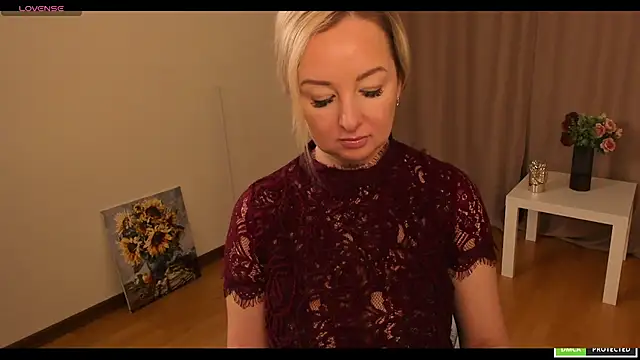 Snapshot of sexmom8 chatting on October 2025 06:52:01 AM sexmom8 online show from October 2025 06:52:01 AM